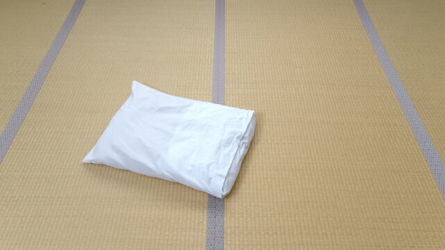 【スローモーション】和室の畳の上に次々と増えていく白い枕（合宿・修学旅行）