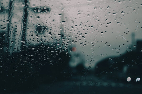 雨に濡れた車のフロントガラス