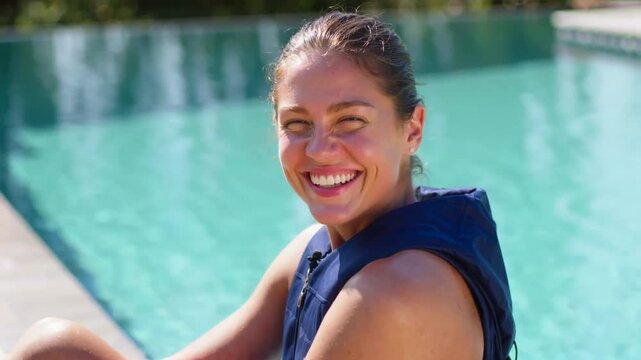 Sympathische Schwimmtrainerin am Luxuspool