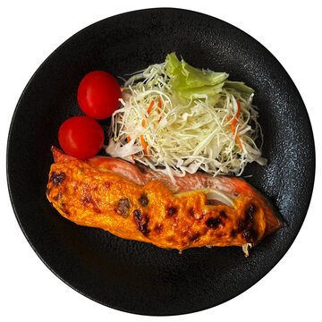 鮭のあかね焼き 真上からの切り抜き。人参マヨネーズソースをのせて美しく焼いた学校給食メニュー素材 トップダウン
