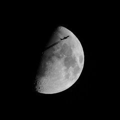full moon in the night sky © Filip