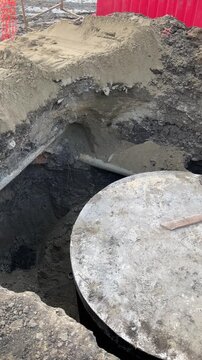 Sand, soil and mud: this is how a sewer manhole of large diameter being installed