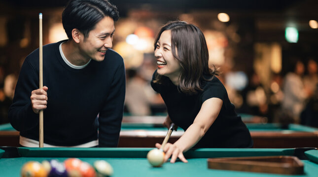 ビリヤードを楽しむ若い男女のデート