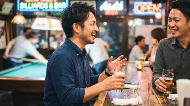 居酒屋で楽しくお酒を飲む男性二人