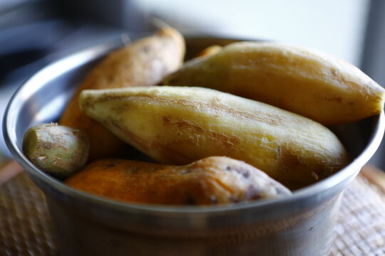 Steamed sweet potatoes rich in dietary fiber.