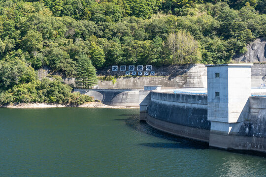 矢木沢ダムの天端