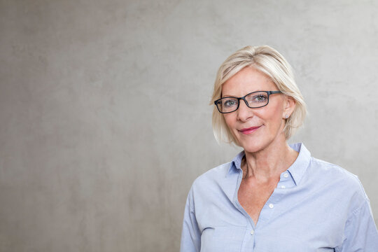 Portrait of smiling senior woman wearing glasses