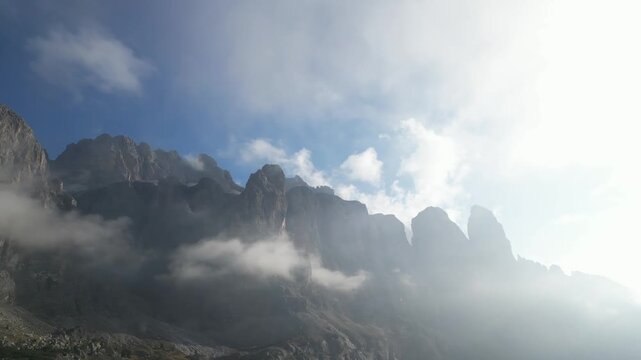 Sellastock in Nebel und Gegenlicht