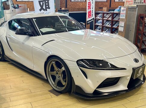 車の販売店で展示されているスポーツカーの中古車	