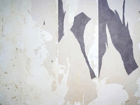 Full View of Torn Old Wallpaper and Peeling Layers on White Textured Interior Wall, Vintage Wallpaper Removal and Home Renovation Process Background, Abstract Grunge Wall Texture for Graphic Design