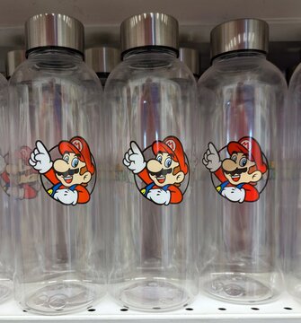 Botellas de pl&aacute;stico con el estampado de Super Mario de Nintendo en expositor de tienda Carrefour, Madrid, Espa&ntilde;a, 4 de julio de 2026