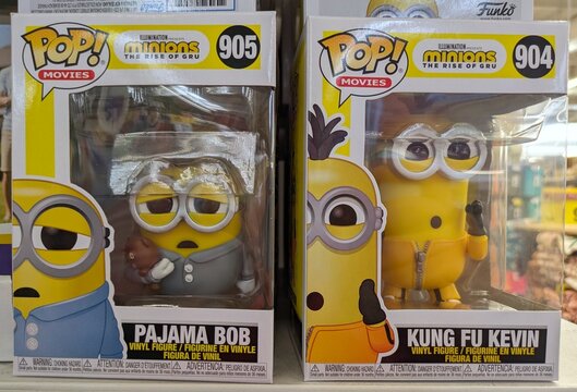 Cajas con figuras Funko Pop Movies de Minions The Rise of Gru, de Pajama Bob y Kung Fu Kevin, en un estante de una tienda Carrefour en Madrid, Espa&ntilde;a, 4 de julio de 2026