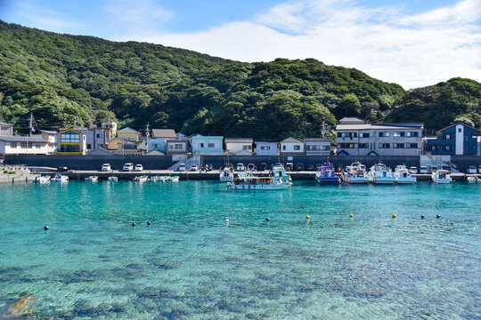 コバルトブルーの澄み切った海と静かな港に佇む柏島の景観