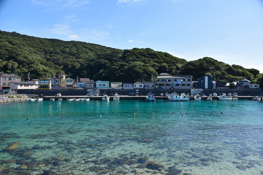澄み渡るエメラルドグリーンとコバルトブルーの海が広がる高知・柏島の港風景