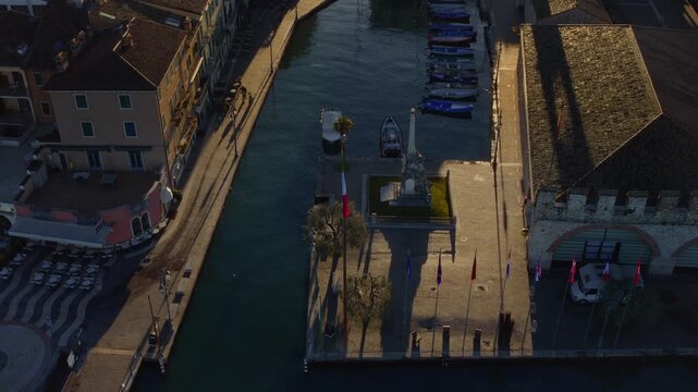 Lazise am Gardasee in Italien, Hafen von oben, DJI Inspire 3