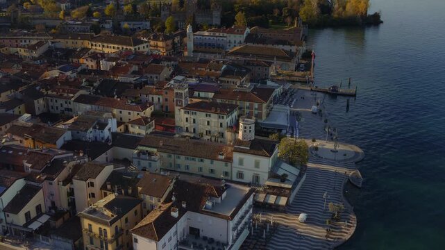 Lazise am Gardasee in Italien, seitlich von oben, DJI Inspire 3
