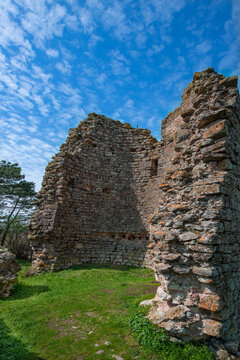 Vize Castle (or Enez Castle), currently in a state of ruin. The history of Vize Castle dates back to the Thracian era. The castle underwent significant repairs  