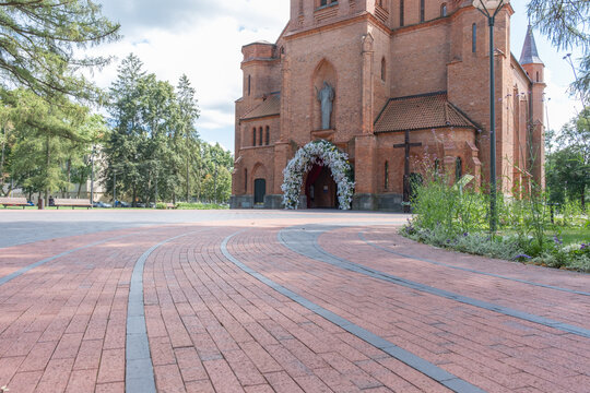Gebrannte Klinker in verschiedenen Farben als Wegebelag in einer &ouml;ffentlichen Parkanlage in Druskininkai Litauen