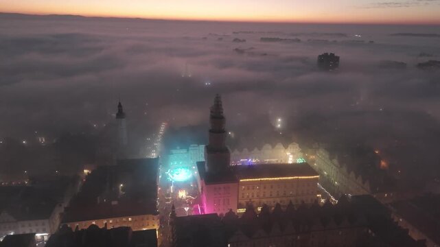 Bożonarodzeniowy jarmark w Opolu &ndash; rynek we mgle