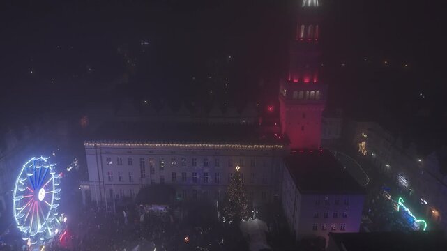 Bożonarodzeniowy jarmark w Opolu &ndash; ratusz nocą w delikatnej mgle