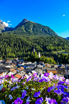 Scuol, Kirche, Engadiner Dorf, Unterengadin, Alpen, Gebirge, Wanderweg, Nationalpark, Graub&uuml;nden, Inn, Inntal, Fluss, Herbst, Herbstsonne, Schweiz