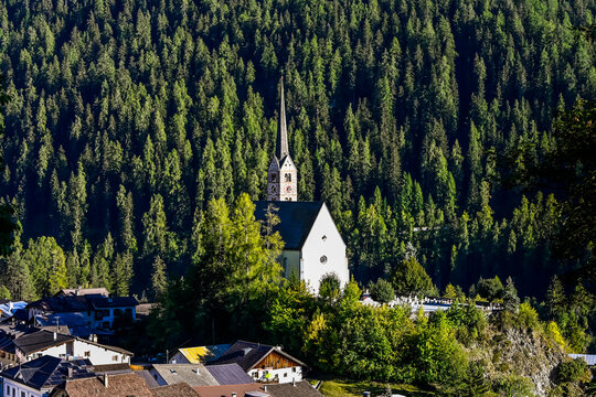 Scuol, Kirche, Engadiner Dorf, Unterengadin, Alpen, Gebirge, Wanderweg, Nationalpark, Graub&uuml;nden, Inn, Inntal, Fluss, Herbst, Herbstsonne, Schweiz