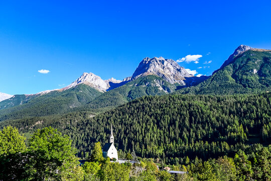 Scuol, Kirche, Engadiner Dorf, Unterengadin, Alpen, Gebirge, Wanderweg, Nationalpark,Piz Lischana, Piz Triazza,  Graub&uuml;nden, Inn, Inntal, Fluss, Herbst, Herbstsonne, Schweiz