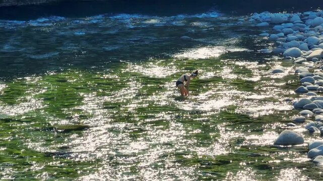 Mujer ba&ntilde;&aacute;ndose en el R&iacute;o Cinca, Pirineos, Parque Nacional Ordesa, Arag&oacute;n, Espa&ntilde;a