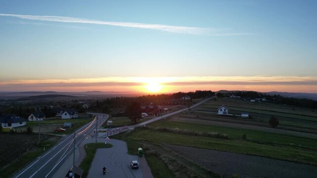 Krajno - Polska
Piękny zach&oacute;d słonca nad G&oacute;rami Świętokrzyskimi nagrany dronem obok najwyższego szczyty tych g&oacute;r Łysicy. Zach&oacute;d słońca, g&oacute;ry, pola, piękne kolory, krajobraz g&oacute;rski