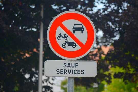 Panneau acc&egrave;s interdit aux v&eacute;hicules &agrave; moteur sauf services.