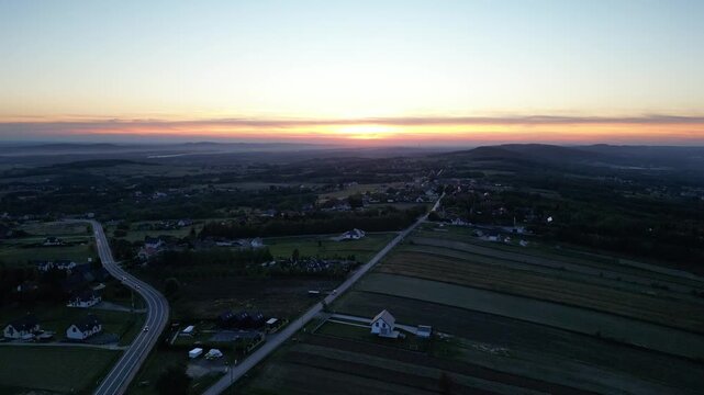 Krajno - Polska
Piękny zach&oacute;d słonca nad G&oacute;rami Świętokrzyskimi nagrany dronem obok najwyższego szczyty tych g&oacute;r Łysicy. Zach&oacute;d słońca, g&oacute;ry, pola, piękne kolory, krajobraz g&oacute;rski