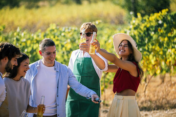 Naklejka premium Friends enjoying wine and conversation during a vineyard gathering