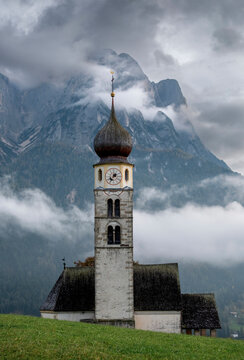 Chiesa di San Velentino Church backed by Punta Satner, The Scillar Group of mountains, near Castelrotto, South Tyrol, The Dolomites, Italy