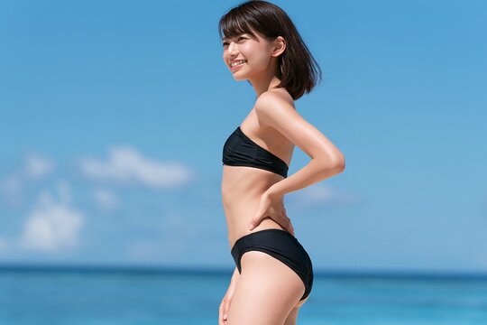 夏の青空と海を背景に笑顔の女性が水着姿で立つ