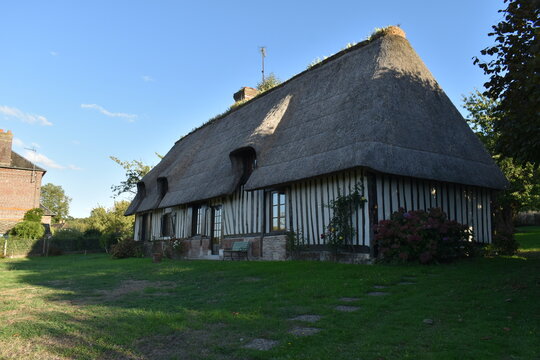 Grande long&egrave;re normande traditionnelle &agrave; colombages et toit de chaume &agrave; Vieux-Port en Normandie.