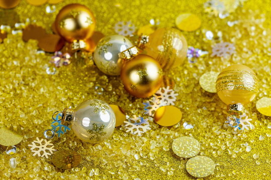 Palline di Natale su sfondo dorato 