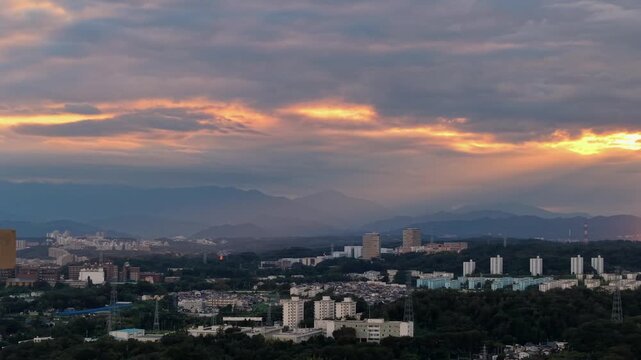 雲間から洩れてくる夕陽