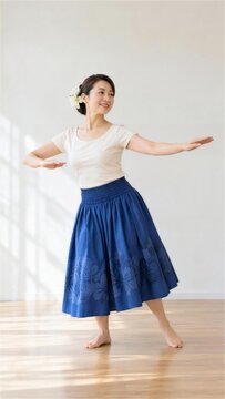 青いパウスカートでフラダンスの基本を練習する女性