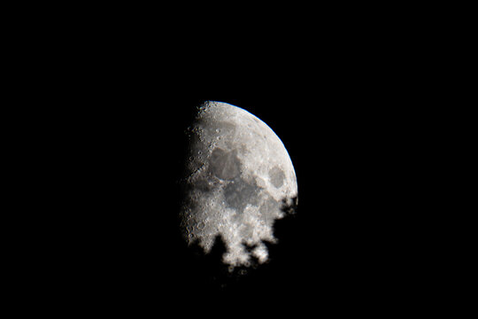 Croissant de lune sur fond noir