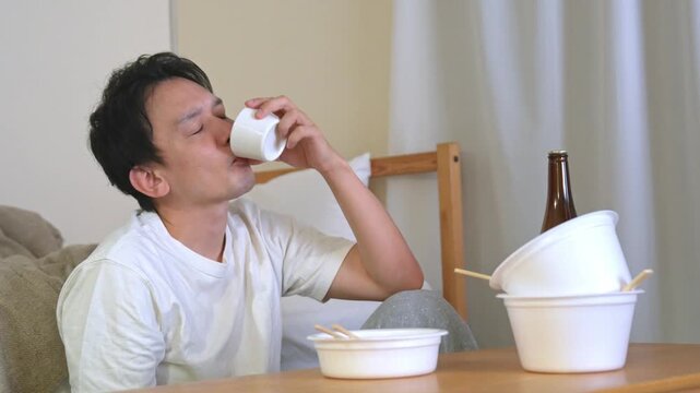 お酒を飲む男性