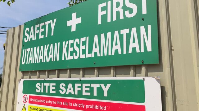 Safety signage installed at the entrance of a construction site. Clear multilingual instructions guide and warn site workers daily.