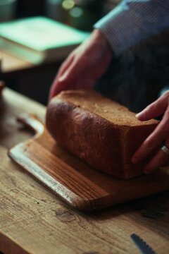 焼きたてのパンをまな板の上に取り出している
