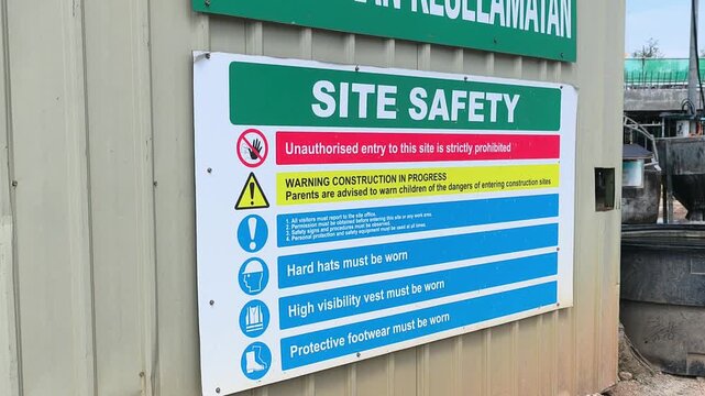 Safety signage installed at the entrance of a construction site. Clear multilingual instructions guide and warn site workers daily.