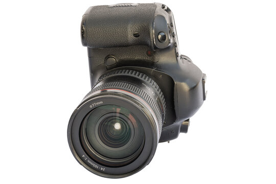 Professional DSLR camera with versatile zoom lens against a clean white background. Features a textured black body and clear lens markings for photography enthusiasts.