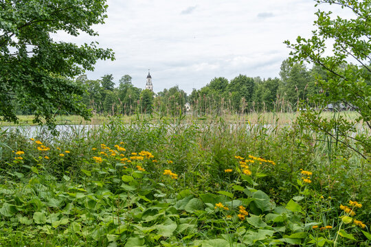 Aluksne Schlosspark Marienburg, Blick &uuml;ber den See zur Kirche