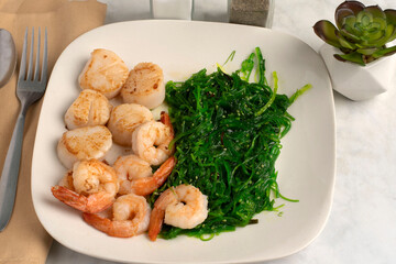  seaweed  with  shrimp and  scallops © dmiller324