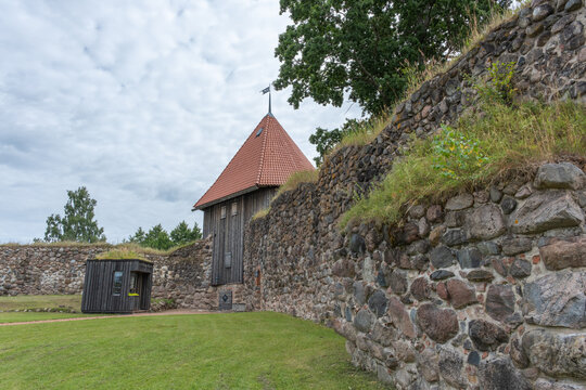 Marienburg Aluksne Burgmauer mit Wehrturm