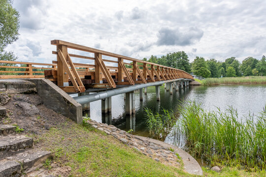 Holzbr&uuml;cke &uuml;ber den Aluksne-See zur Burginsel Marienburg