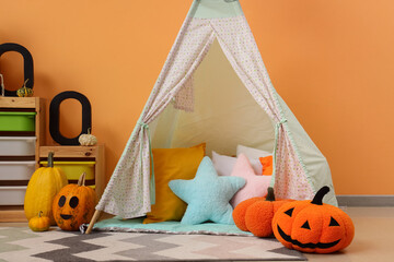 Halloween home decor and childhood play, kids teepee tent with pumpkins and plush toys in a cozy nursery room for autumn holiday celebration © Pixel-Shot