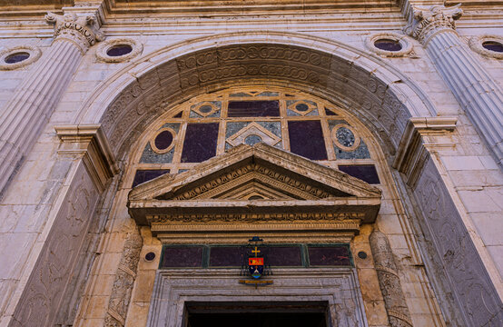 Eingangsportal der Kathedrale Leon Battista Alberti, auch bekannt als Tempio Malatestiano